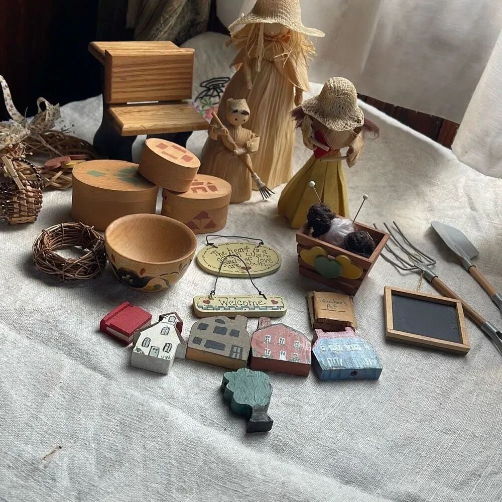 Crafters lot assorted corn husk dolls shadow box containers baskets ect. 24 piec